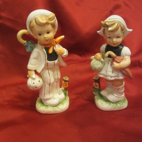 VTG MCM PAIR OF DUTCH CERAMIC FIGURINES W/UMBRELLAS & KERCHIEF BUNDLES - Picture 2 of 8